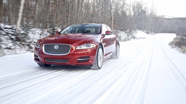 Jaguar XJ V6 AWD rouge 3/4 avant gauche travelling 