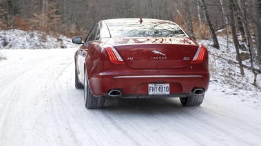 Jaguar XJ V6 AWD rouge face arrière travelling