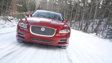 Jaguar XJ V6 AWD rouge face avant travelling penché