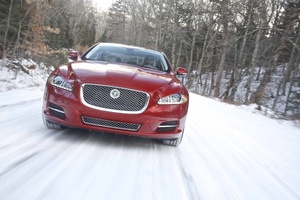 Jaguar XJ V6 AWD rouge vue de la face avant en travelling