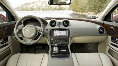 Jaguar XJ V6 AWD rouge intérieur