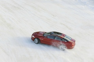 Jaguar XJ V6 AWD rouge vue de profil en travers