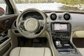 Jaguar XJ V6 AWD rouge tableau de bord