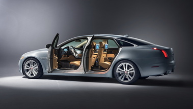 Jaguar XJL 2014 - bleu - 3/4 arrière gauche portes ouvertes
