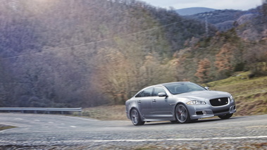 Jaguar XJR 2013 - grise - 3/4 avant droit, dynamique