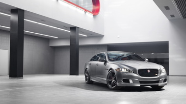 Jaguar XJR 2013 - grise - 3/4 avant droit