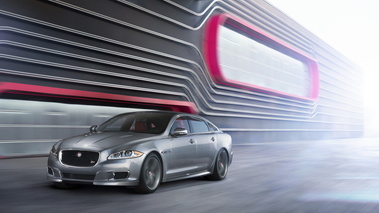 jaguar XJR 2013 - grise - 3/4 avant gauche, dynamique