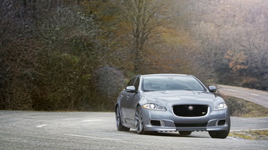 Jaguar XJR 2013 - grise - avant, dynamique