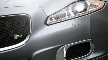 Jaguar XJR 2013 - grise - détail phares