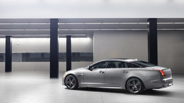 Jaguar XJR 2013 - grise - profil gauche