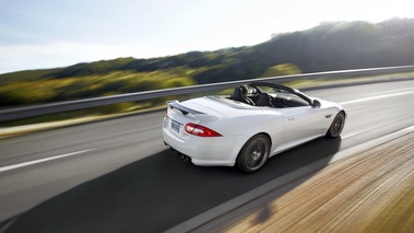 Jaguar XKR-S Convertible blanc 3/4 arrière droit travelling vue de haut