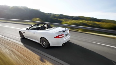 Jaguar XKR-S Convertible blanc 3/4 arrière gauche travelling vue de haut