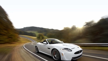 Jaguar XKR-S Convertible blanc 3/4 avant droit travelling debout