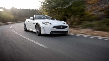 Jaguar XKR-S Convertible blanc 3/4 avant droit travelling