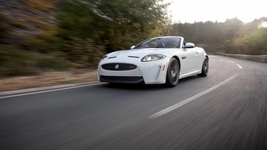 Jaguar XKR-S Convertible blanc 3/4 avant gauche travelling