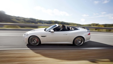 Jaguar XKR-S Convertible blanc profil travelling 2