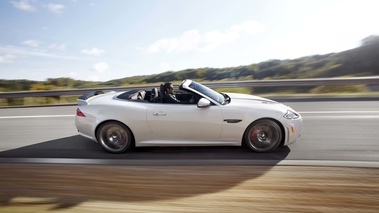 Jaguar XKR-S Convertible blanc profil travelling