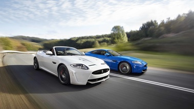 Jaguar XKR-S Convertible blanc & XKR-S travelling 2