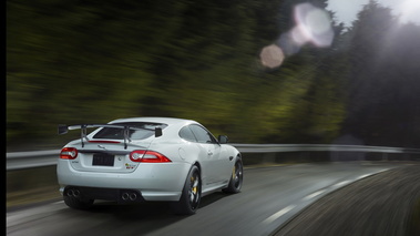 Jaguar XKR-S GT - blanche - 3/4 arrière droit, dynamique