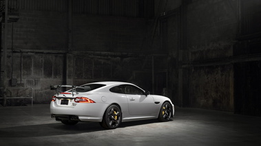 Jaguar XKR-S GT - blanche - 3/4 arrière droit