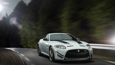 Jaguar XKR-S GT - blanche - 3/4 avant droit dynamique