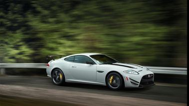 Jaguar XKR-S GT - blanche - 3/4 avant droit dynamique