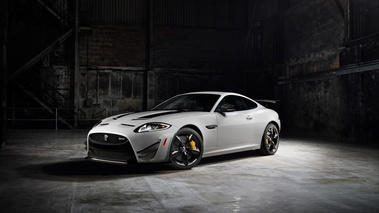 jaguar XKR-S GT - blanche - 3/4 avant gauche