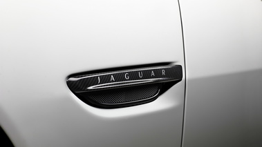 Jaguar XKR-S GT - blanche - écope latérale