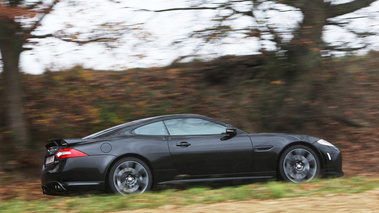 Jaguar XKR-S noir 3/4 arrière droit filé penché