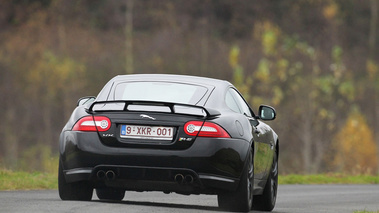 Jaguar XKR-S noir 3/4 arrière droit penché