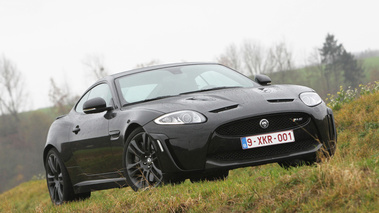 Jaguar XKR-S noir 3/4 avant droit penché