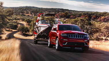 Jeep Grand Cherokee SRT 2014 - rouge - 3/4 avant droit, avec remorque bateau