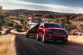 Jeep Grand Cherokee SRT 2014 - rouge - 3/4 avant droit, avec remorque bateau