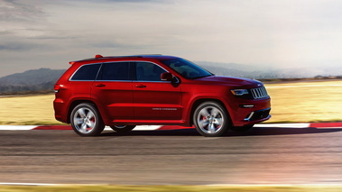 Jeep Grand Cherokee SRT 2014 - rouge - profil droit, dynamique