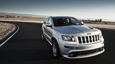 Jeep Grand Cherokee SRT-8 gris 3/4 avant droit travelling penché