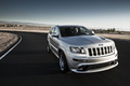 Jeep Grand Cherokee SRT-8 gris 3/4 avant droit travelling penché