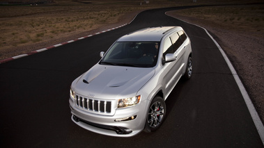 Jeep Grand Cherokee SRT-8 gris 3/4 avant gauche penché vue de haut