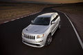 Jeep Grand Cherokee SRT-8 gris 3/4 avant gauche penché vue de haut