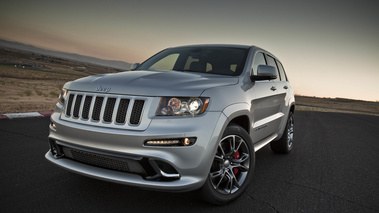 Jeep Grand Cherokee SRT-8 gris 3/4 avant gauche penché