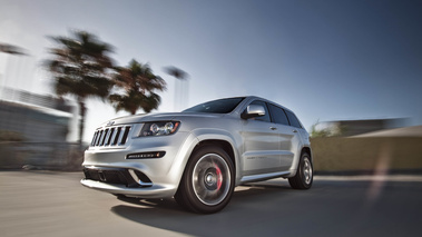 Jeep Grand Cherokee SRT-8 gris 3/4 avant gauche travelling 2