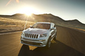 Jeep Grand Cherokee SRT-8 gris 3/4 avant gauche travelling penché