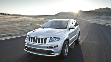 Jeep Grand Cherokee SRT-8 gris 3/4 avant gauche travelling