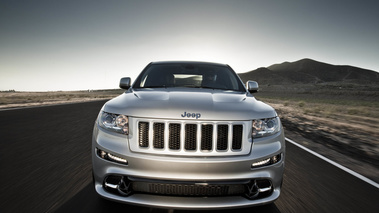 Jeep Grand Cherokee SRT-8 gris face avant travelling