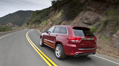 Jeep Grand Cherokee SRT-8 rouge 3/4 arrière gauche travelling penché