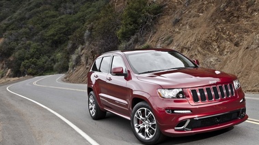 Jeep Grand Cherokee SRT-8 rouge 3/4 avant droit penché