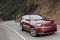 Jeep Grand Cherokee SRT-8 rouge 3/4 avant droit penché