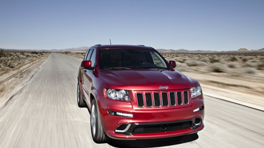 Jeep Grand Cherokee SRT-8 rouge 3/4 avant droit travelling