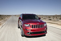 Jeep Grand Cherokee SRT-8 rouge 3/4 avant droit travelling