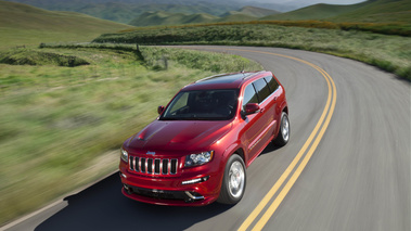 Jeep Grand Cherokee SRT-8 rouge 3/4 avant gauche travelling penché vue de haut 2