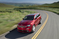 Jeep Grand Cherokee SRT-8 rouge 3/4 avant gauche travelling penché vue de haut 2